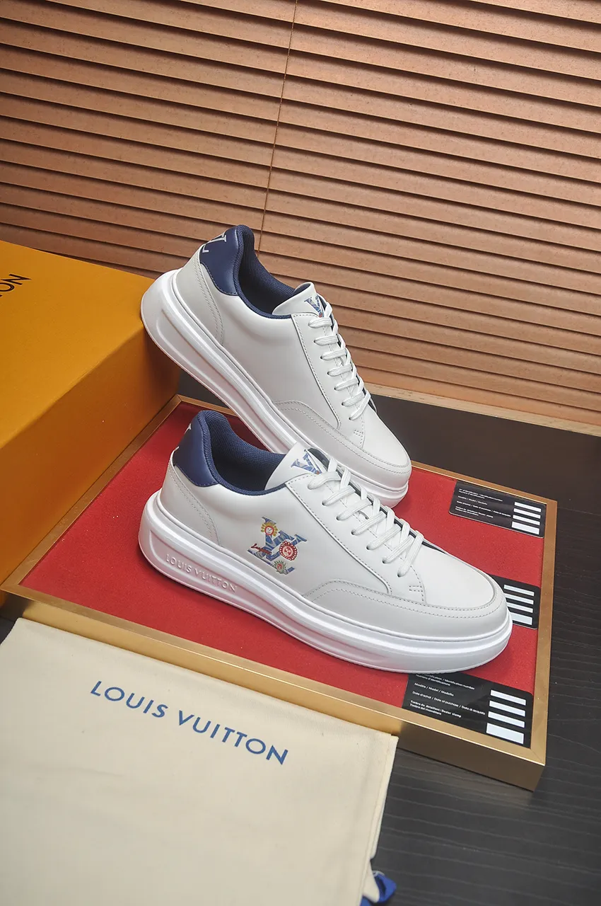 Men's men's shoes 💰640💶Original development, quality shipping, welcome to compare - LV sneaker series sports shoes introduce the loose silhouette of the ready-to-wear series into the spring and summer men's wear shows and make an eye-catching appearance. The cow leather upper is combined with rough fabric laces, and colorful beading highlights the brand's classic elements. LV letters mark the tongue and Monogram floral outsole. Mixed materials Made of top-grain cowhide, thick shoelace design, large Monogram print on the side, mesh lining and cotton feet, the comfort is as extreme as ever, premium heritage, quality first, worth owning! Size: Men’s 38-45 (45 is custom-made and cannot be returned or exchanged)
